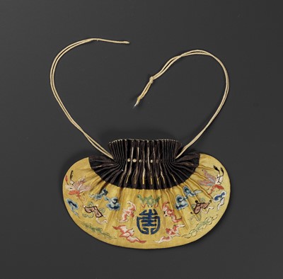 AN EMBROIDERED YELLOW SILK POUCH, LATE QING DYNASTY