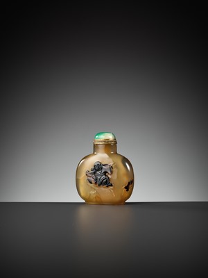 Lot 127 - A CAMEO AGATE ‘BOY AND LOTUS’ SNUFF BOTTLE, 1750-1850