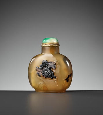 Lot 127 - A CAMEO AGATE ‘BOY AND LOTUS’ SNUFF BOTTLE, 1750-1850