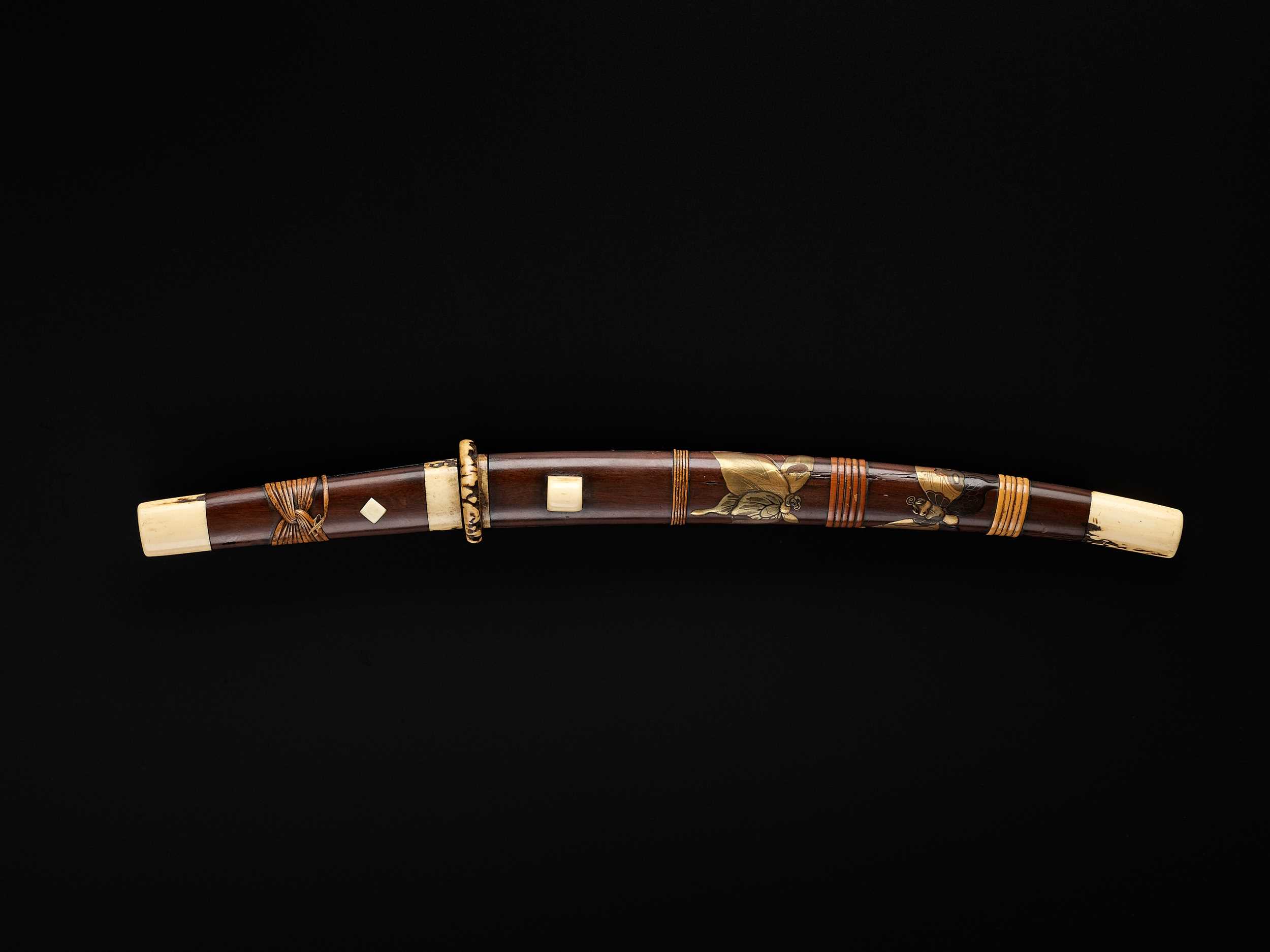 Lot 70 - A DAGGER IN A FINE WOOD AND STAG ANTLER KOSHIRAE