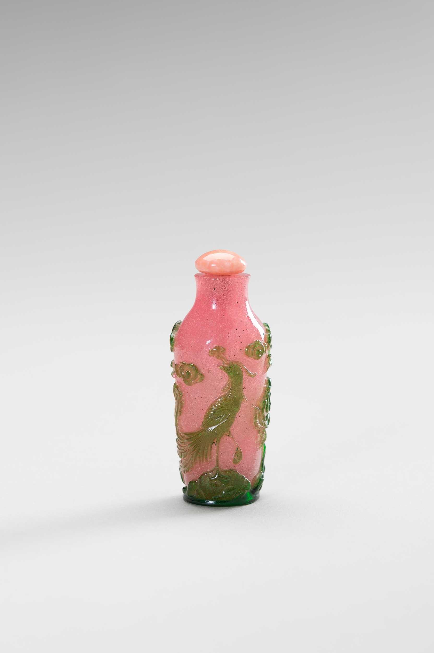 Lot 316 - A GREEN AND PINK OVERLAY GLASS SNUFF BOTTLE