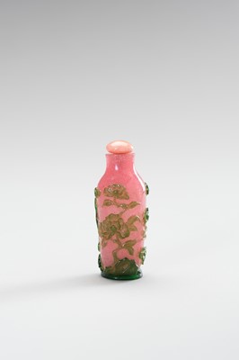 Lot 316 - A GREEN AND PINK OVERLAY GLASS SNUFF BOTTLE