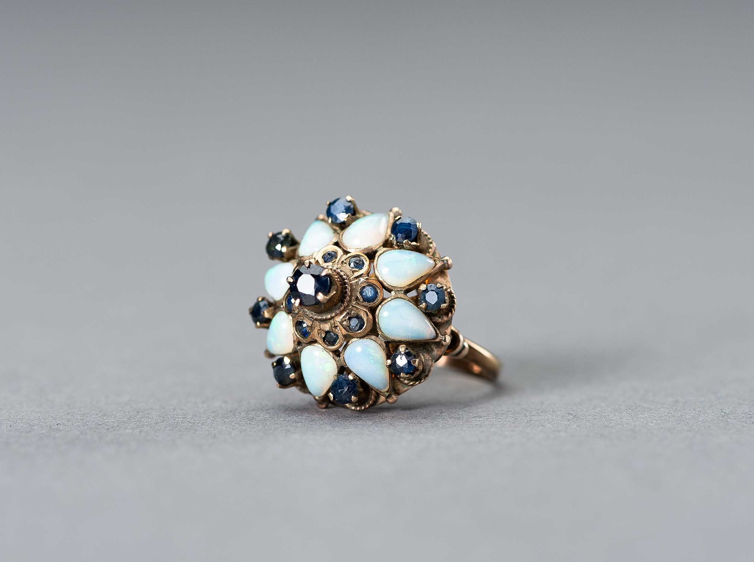 Lot 1382 - AN OPAL-SET OTTOMAN STYLE GOLD RING