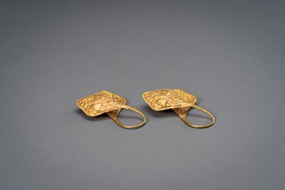 Lot 1185 - A PAIR OF CHAM GOLD ‘MARANGGA’ EARRINGS