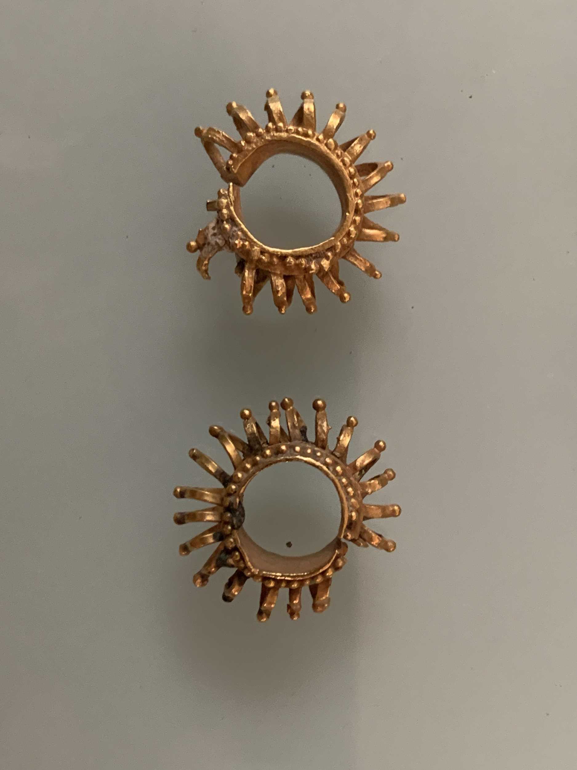 Lot 1176 - A PAIR OF GOLD SPIKE EARRINGS