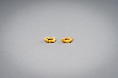 Lot 1155 - A PAIR OF EARLY CAMBODIAN RIBBED GOLD EARRINGS