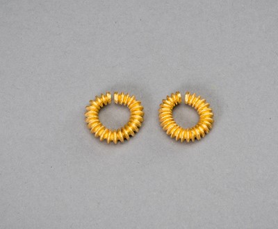 Lot 1155 - A PAIR OF EARLY CAMBODIAN RIBBED GOLD EARRINGS