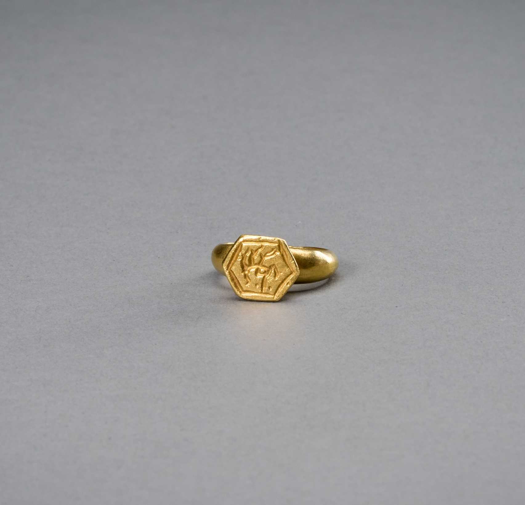 Lot 1228 - A BURMESE INTAGLIO SEAL GOLD RING