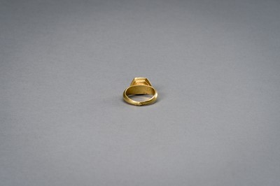 Lot 1228 - A BURMESE INTAGLIO SEAL GOLD RING