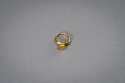 Lot 1228 - A BURMESE INTAGLIO SEAL GOLD RING