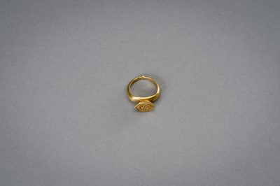 Lot 1228 - A BURMESE INTAGLIO SEAL GOLD RING