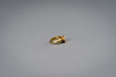 Lot 1228 - A BURMESE INTAGLIO SEAL GOLD RING