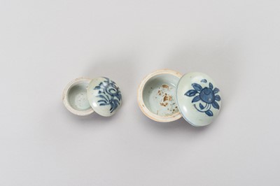 Lot 547 - A SET OF TWO SMALL BLUE AND WHITE PORCELAIN BOXES