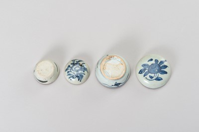 Lot 547 - A SET OF TWO SMALL BLUE AND WHITE PORCELAIN BOXES