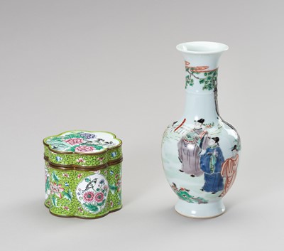 Lot 723 - A LOBED ENAMEL BOX AND A FAMILLE VERTE VASE