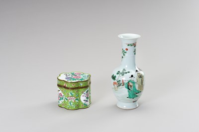 Lot 723 - A LOBED ENAMEL BOX AND A FAMILLE VERTE VASE