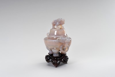 Lot 192 - AN ARCHAISTIC AGATE VESSEL AND COVER