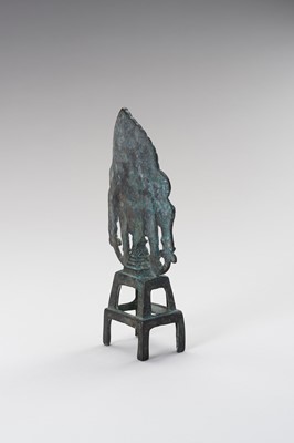Lot 17 - AN UNUSUAL TANG STYLE FOOTED BRONZE STELE