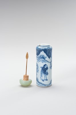 Lot 332 - A BLUE AND WHITE PORCELAIN SNUFF BOTTLE