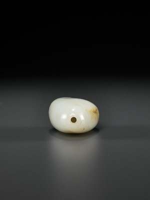 Lot 122 - A PALE CELADON AND RUSSET JADE ‘PEBBLE’ SNUFF BOTTLE, QING DYNASTY