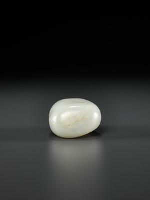 Lot 122 - A PALE CELADON AND RUSSET JADE ‘PEBBLE’ SNUFF BOTTLE, QING DYNASTY