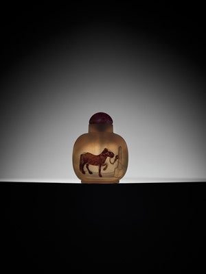 Lot 130 - A CAMEO AGATE ‘HORSE’ SNUFF BOTTLE, 1750-1850
