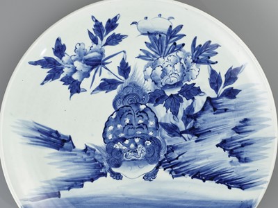 A MASSIVE BLUE AND WHITE ARITA PORCELAIN ‘SHISHI’ PLATE