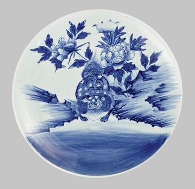 A MASSIVE BLUE AND WHITE ARITA PORCELAIN ‘SHISHI’ PLATE