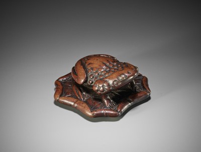 Lot 29 - A LARGE AND UNUSUAL WOOD NETSUKE OF A TOAD ON A LOTUS LEAF