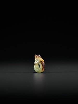 Lot 328 - A YELLOW AND RUSSET MINIATURE ‘PIG DRAGON’ PENDANT, ZHULONG, MING DYNASTY