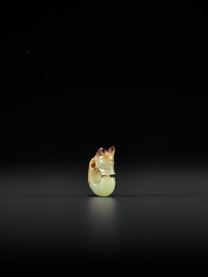 Lot 156 - A YELLOW AND RUSSET MINIATURE ‘PIG DRAGON’ PENDANT, ZHULONG, MING DYNASTY