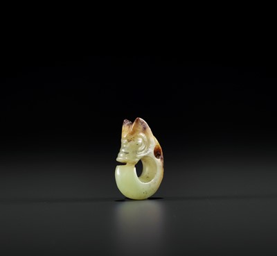 Lot 328 - A YELLOW AND RUSSET MINIATURE ‘PIG DRAGON’ PENDANT, ZHULONG, MING DYNASTY