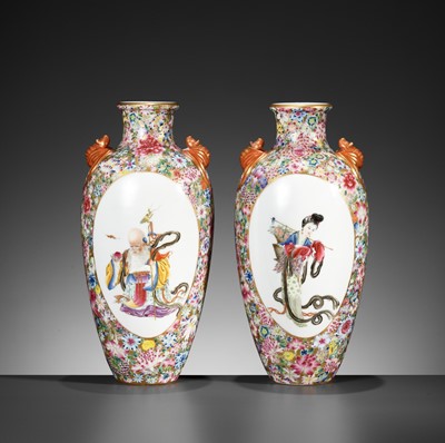 A PAIR OF FAMILLE ROSE ‘MILLEFLEUR’ VASES, LATE QING TO REPUBLIC