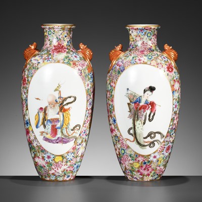 Lot 307 - A PAIR OF FAMILLE ROSE ‘MILLEFLEUR’ VASES, LATE QING TO REPUBLIC