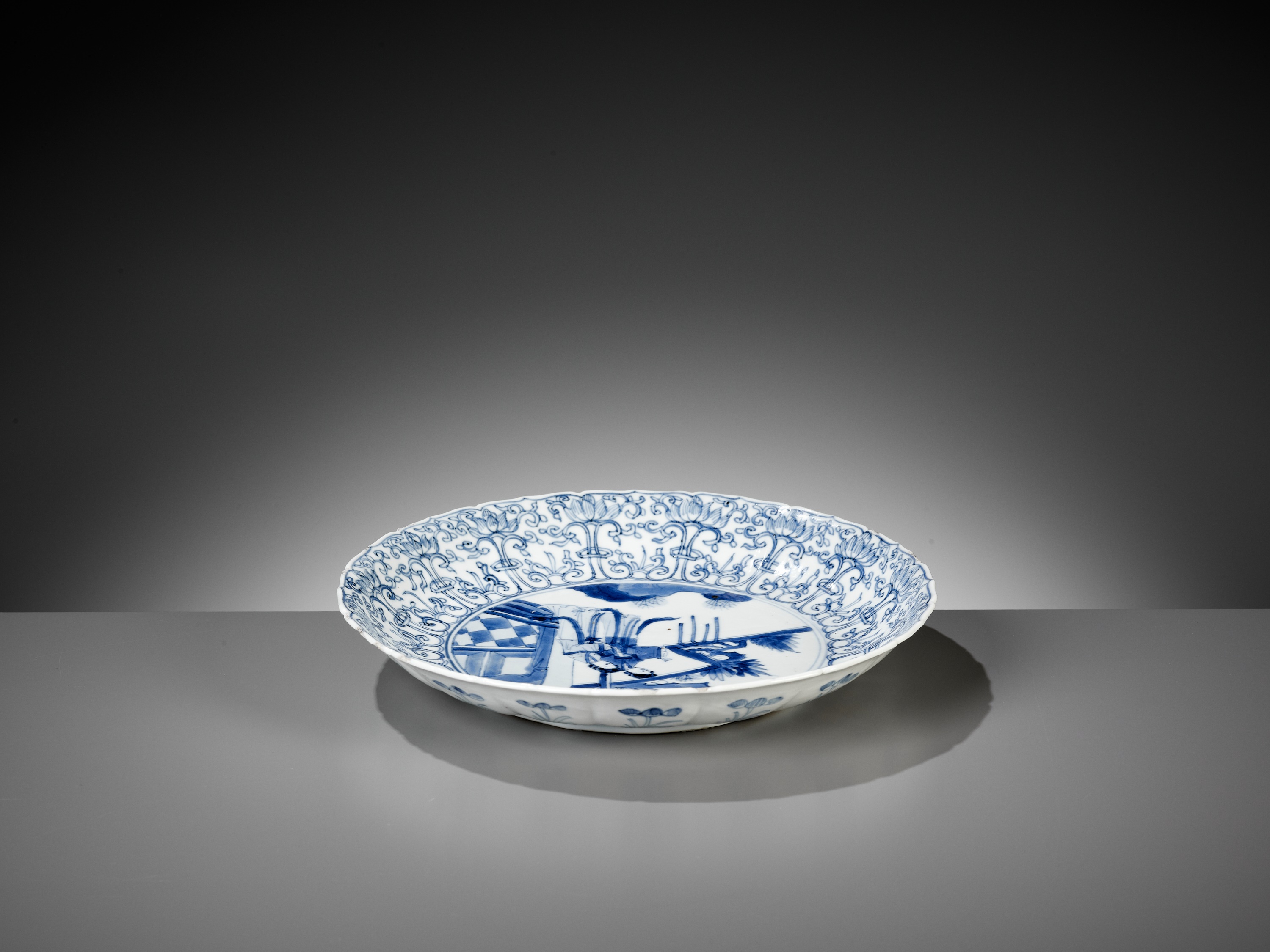 Lot 193 - A BLUE AND WHITE 'LONG ELIZA' BARBED-RIM