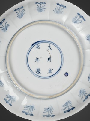 Lot 193 - A BLUE AND WHITE ‘LONG ELIZA’ BARBED-RIM DISH, KANGXI PERIOD